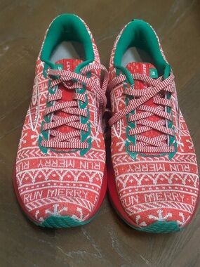 Brooks Levitate 5 - Christmas Red Knit Pattern Sneakers with Green Accents